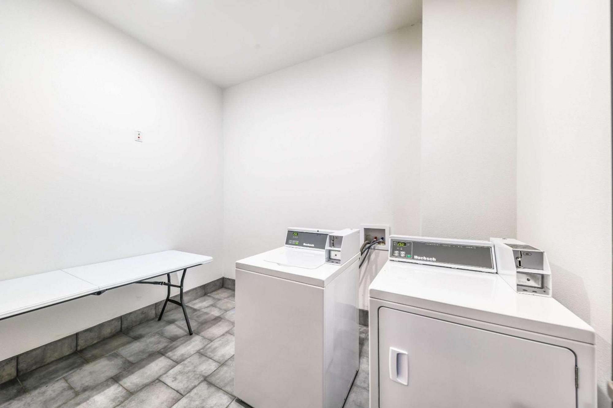 Hy-Lo Hotel, Ascend Hotel Collection Calera Luaran gambar